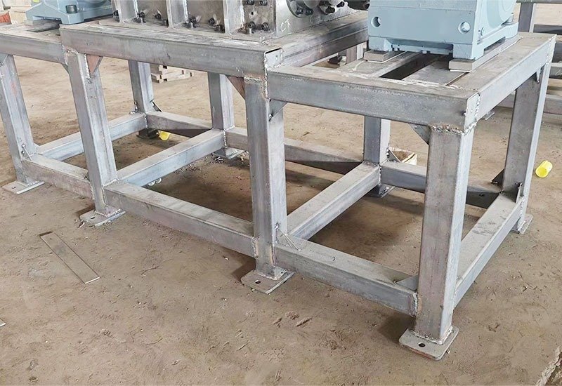 Robust construction of single shaft shredder frame